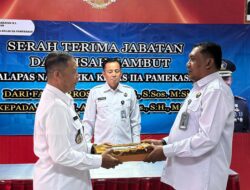 Fathorrosi Serahkan Tongkat Estafet Kepemimpinan Lapas Narkotika Kelas IIA Pamekasan kepada Kusnan Sebagai Kalapas Baru