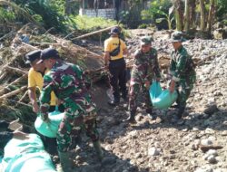Desa Kenongorejo Madiun Kerja Bakti Di Lokasi Warganya Yang Terdampak Banjir
