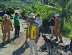 Wakil Bupati Berau di Dampingi Dinas PUPR Berau Tinjau Titik Longsor di Samburakat