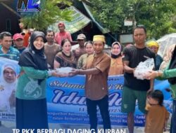 TP PKK Berbagi Daging Kurban Kepada Petugas Kebersihan