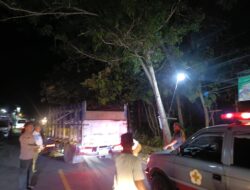Kecelakaan Frontal di Jalan Raya Rabiyan Sampang Libatkan Dua Kendaraan, Satu Orang Patah Tulang dan Truk Terguling