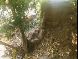 Jalan Akses Antar Dusun Lumpuh di Karenakan Jembatan Penghubung Ambruk Karena Derasnya Hujan