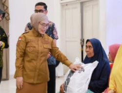 Wali Kota Bontang Neni Moerniaeni Serahkan Bansos Tunai Untuk 183 Lansia