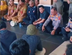 Demo Masalah Hak Tenaga Kerja Lokal, Wakil Ketua II DPRD Berau Sumadi Duduk Bareng Bersama Masyarakat Aliansi Lingkar Tambang Sambarata di Loby Lantai Kantor Bupati Berau