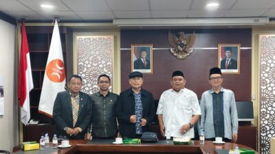 KH. Aus Hidayat Nur, Anggota Komisi II DPR RI Dapil Kaltim