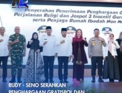 Rudy – Seno Serahkan Penghargaan Gratispol dan Jospol di Berau