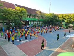 Kepala Sekolah SMP Negeri 1 Papar Kabupaten Kediri Sambut Peserta Didik Baru Tahun ajaran 2025 /2026