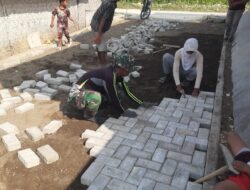 TMMD Ke-125 Kodim 0826/Pamekasan dan Warga Desa Kramat Bergotong Royong Bangun Jalan Paving