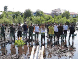 HUT ke-67 Kodam VI/Mulawarman, Sekda Bontang Aji Erlynawati Hadiri Penanaman Pohon Mangrove