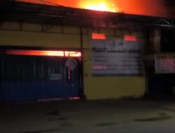 BREAKING NEWS! Gudang Laundry di Jalan Gunung Panjang Ludes Terbakar Selasa Malam!