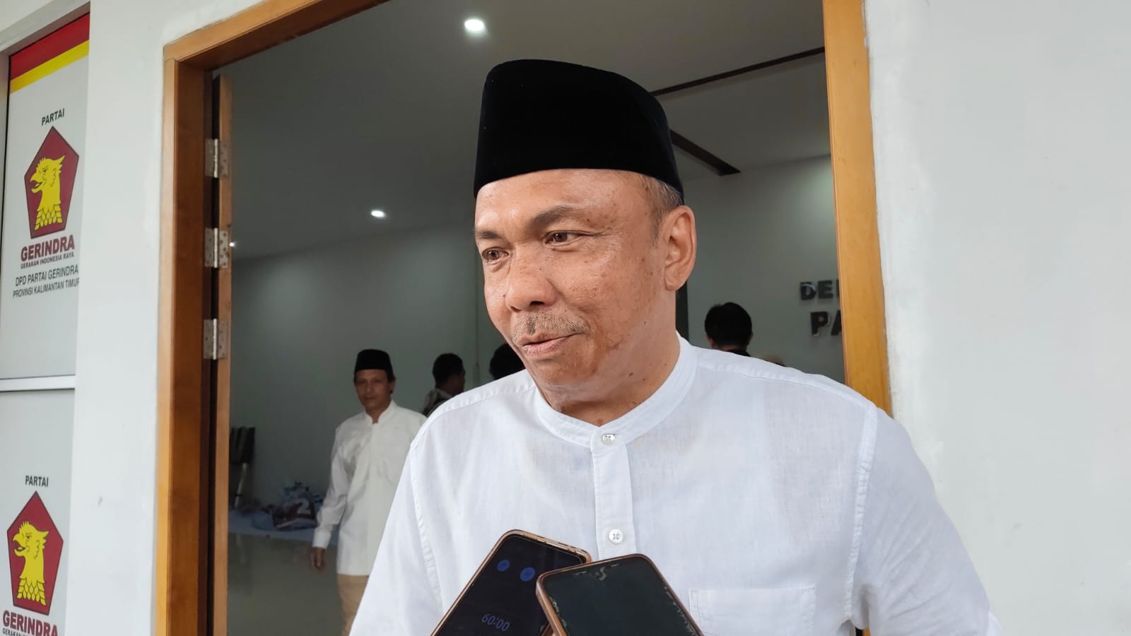 Ketua Fraksi Gerindra DPRD Kaltim, Agus Suwandy saat diwawancarai di Gedung DPD Gerindra Kaltim