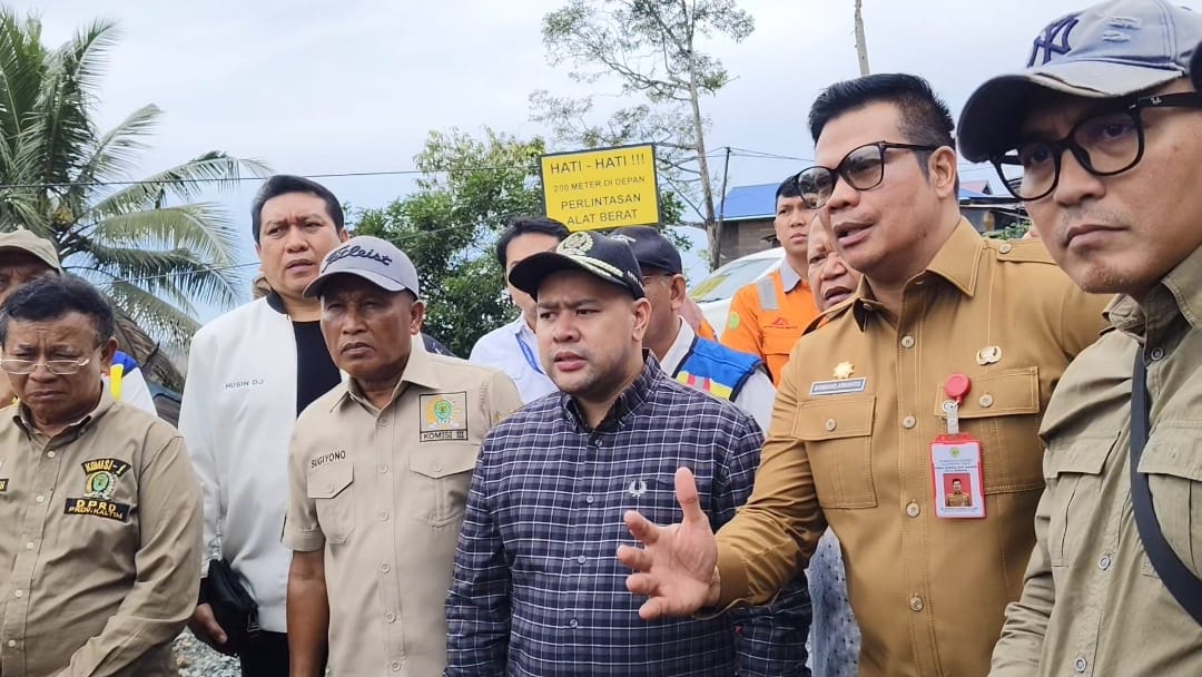 Akhmed Reza Fachlevi, Wakil Ketua Komisi III DPRD Kaltim saat kunjungan lapangan ke Lokasi Longsor KM 28 Desa Batuah dan PT BSSR, Selasa (24/6/2025)