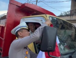 Satlantas Polres Berau Pasang Bendera Merah Putih di Kendaraan, Ajak Warga Tumbuhkan Semangat Nasionalisme