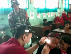 Pemeriksaan Kesehatan untuk Siswa SDN Tlanakan 1: TMMD Ke-125 Kodim Pamekasan Peduli Pendidikan