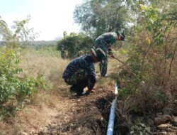 Pengerjaan Penggalian Pipa Air Bersih di Desa Kramat, TMMD ke-125 Kodim 0826 Pamekasan Tak Gentar dengan Medan Sulit dan Cuaca Panas