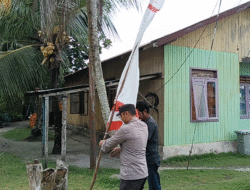 Sambut HUT RI ke-80, Bhabinkamtibmas Payung-Payung Ajak Warga Pasang Bendera Merah Putih