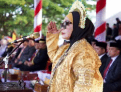 Neni Moerniaeni Tampak Anggun dengan Baju Adat Sulawesi Selatan di Upacara Penurunan Bendera