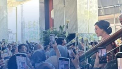 Tangis Haru Perpisahan, Sri Mulyani Dipeluk Pegawai Kemenkeu dengan Mawar Putih