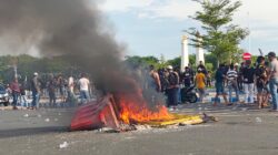 Aksi Massa di Sampang Memprihatinkan, Fasilitas Umum Dirusak dan Aparat Kepolisian Dibentrokkan