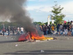 Aksi Massa di Sampang Memprihatinkan, Fasilitas Umum Dirusak dan Aparat Kepolisian Dibentrokkan