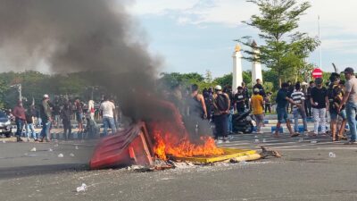 Aksi Massa di Sampang Memprihatinkan, Fasilitas Umum Dirusak dan Aparat Kepolisian Dibentrokkan