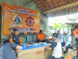 Hari Pahlawan 2025, PLN UP3 Madura Berbagi Kepedulian, Serahkan Bantuan Tandu Skop ke FRPB Pamekasan 