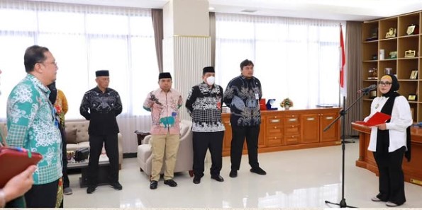 Wali Kota Bontang lantik pejabat fungsional baru termasuk dokter ahli dan administrator kesehatan di lingkungan Pemkot