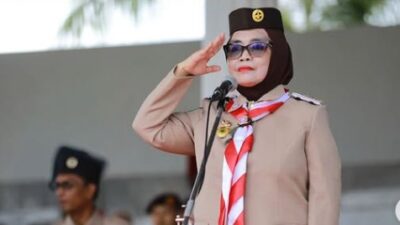 Wali Kota Bontang, Neni Moerniaeni, saat memimpin Upacara Peringatan Hari Pramuka ke-64 tingkat Kota Bontang di Lapangan Bessai Berinta, Rabu (29/10/2025)