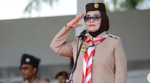 Wali Kota Bontang, Neni Moerniaeni, saat memimpin Upacara Peringatan Hari Pramuka ke-64 tingkat Kota Bontang di Lapangan Bessai Berinta, Rabu (29/10/2025)