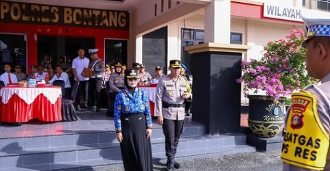 Wali Kota Bontang, Neni Moerniaeni saat memimpin Apel Gelar Pasukan Operasi Zebra Mahakam 2025, Senin (17/11/2025) (Foto: Prokompim Bontang)