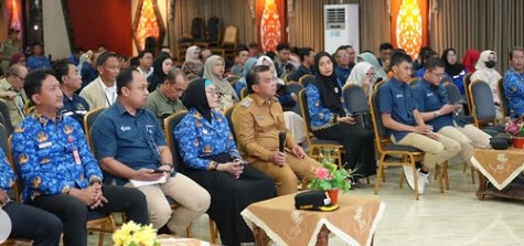 Wali Kota Bontang, Neni Moerniaeni, bersama Wakil Wali Kota Agus Haris, hadiri Sosialisasi Perda Nomor 10 Tahun 2018 tentang Rekrutmen dan Penempatan Tenaga Kerja, Senin (17/11/2025) pagi di Auditorium 3 Dimensi (Foto: Prokompim Bontang)