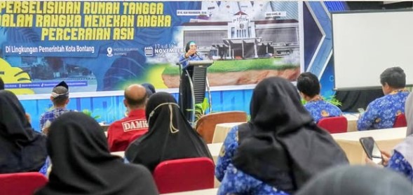 Wali Kota Bontang, Neni Moerniaeni saat membuka Pelatihan Mediasi Perselisihan Rumah Tangga ASN Bontang (Foto: Prokompim Bontang)