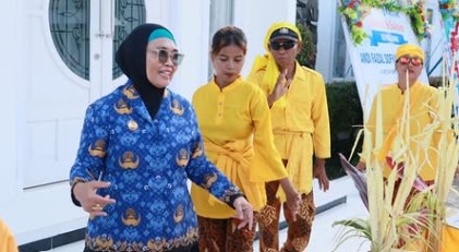 Wali Kota Bontang Neni Moerniaeni saat menghadiri Ritual Tepong Tawar pada Senin siang (17/11/2025) (Foto: Prokompim Bontang)