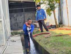 Penyemprotan Saluran Air di Lapas Narkotika Pamekasan, Upaya Ciptakan Lingkungan Sehat