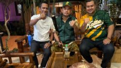 Ketua Umum Perbasasi Kaltim, Nidya Listiyono (Kaos Putih), Ketua Dewan Pertimbangan, Dr. Hasanuddin Mas'ud (tengah) Bendahara Umum Perbasasi Kaltim, Muhammad Reza Fadhillah Dja’far (foto: Humas Perbasasi Kaltim)