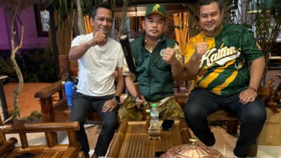 Ketua Umum Perbasasi Kaltim, Nidya Listiyono (Kaos Putih), Ketua Dewan Pertimbangan, Dr. Hasanuddin Mas'ud (tengah) Bendahara Umum Perbasasi Kaltim, Muhammad Reza Fadhillah Dja’far (foto: Humas Perbasasi Kaltim)