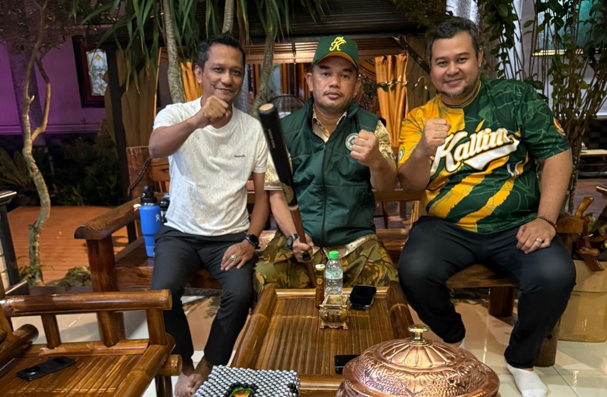 Ketua Umum Perbasasi Kaltim, Nidya Listiyono (Kaos Putih), Ketua Dewan Pertimbangan, Dr. Hasanuddin Mas'ud (tengah) Bendahara Umum Perbasasi Kaltim, Muhammad Reza Fadhillah Dja’far (foto: Humas Perbasasi Kaltim)