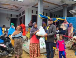 Ketua DPRD Pamekasan Salurkan Bantuan Sembako bagi Korban Tanah Bergerak di Pasean