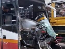 Kecelakaan Beruntun di Kediri, Bus Harapan Jaya Tabrak 1 Rumah, 1 Mobil, dan 1 Motor!