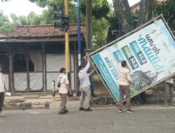 Satpol PP Pamekasan Gencar Penertiban Reklame, 50 Lebih Alat Peraga Diamankan 