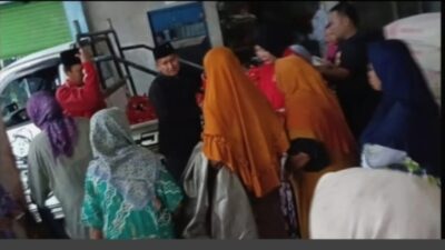 Wujud Komitmen PDIP Tingkatkan Kesejahteraan Masyarakat, Iwan Efendy Bagikan Sembako Gratis ke Desa Tanggumong dan Pasean