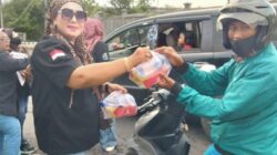 Bagi-Bagi Takjil di Jalan Raya Tlanakan, Cakrawalaone Pamekasan Tebar Kebaikan