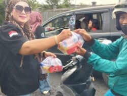 Bagi-Bagi Takjil di Jalan Raya Tlanakan, Cakrawalaone Pamekasan Tebar Kebaikan