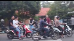 Berburu Berkah Ramadhan, Pengurus IWO Pamekasan Bagi bagi Takjil di Kawasan Jalan Raya Proppo .