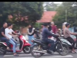 Berburu Berkah Ramadhan, Pengurus IWO Pamekasan Bagi bagi Takjil di Kawasan Jalan Raya Proppo .
