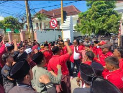 1000 Massa Madas Sedarah Kepung PN Sampang: Stop Kriminalisasi Masyarakat Kecil ! 