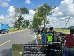 Diduga Pengemudi Mengantuk, Truk Oleng Masuk Parit 