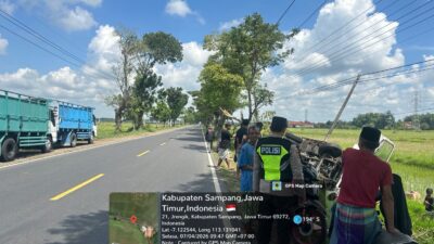 Diduga Pengemudi Mengantuk, Truk Oleng Masuk Parit 