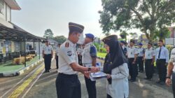 Apel Pagi Lapas Kuningan Dirangkaikan dengan Pemberian Penghargaan Pegawai Terbaik