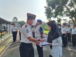 Apel Pagi Lapas Kuningan Dirangkaikan dengan Pemberian Penghargaan Pegawai Terbaik